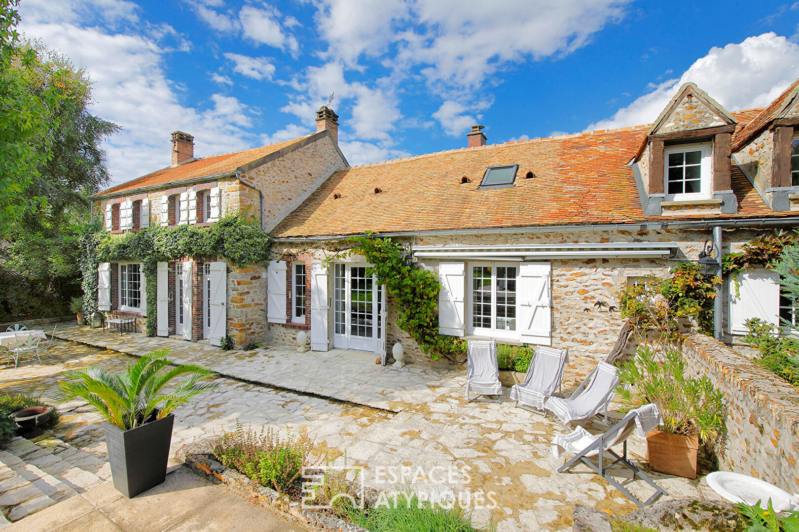 Maison de campagne de style briarde avec piscine et jardin