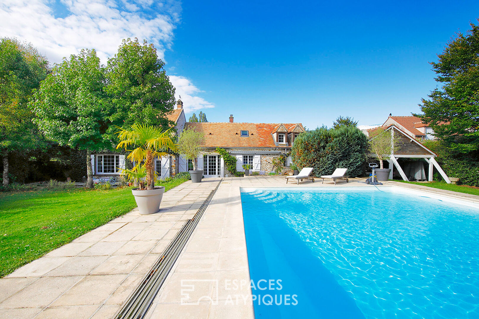 Maison de campagne de style briarde avec piscine et jardin