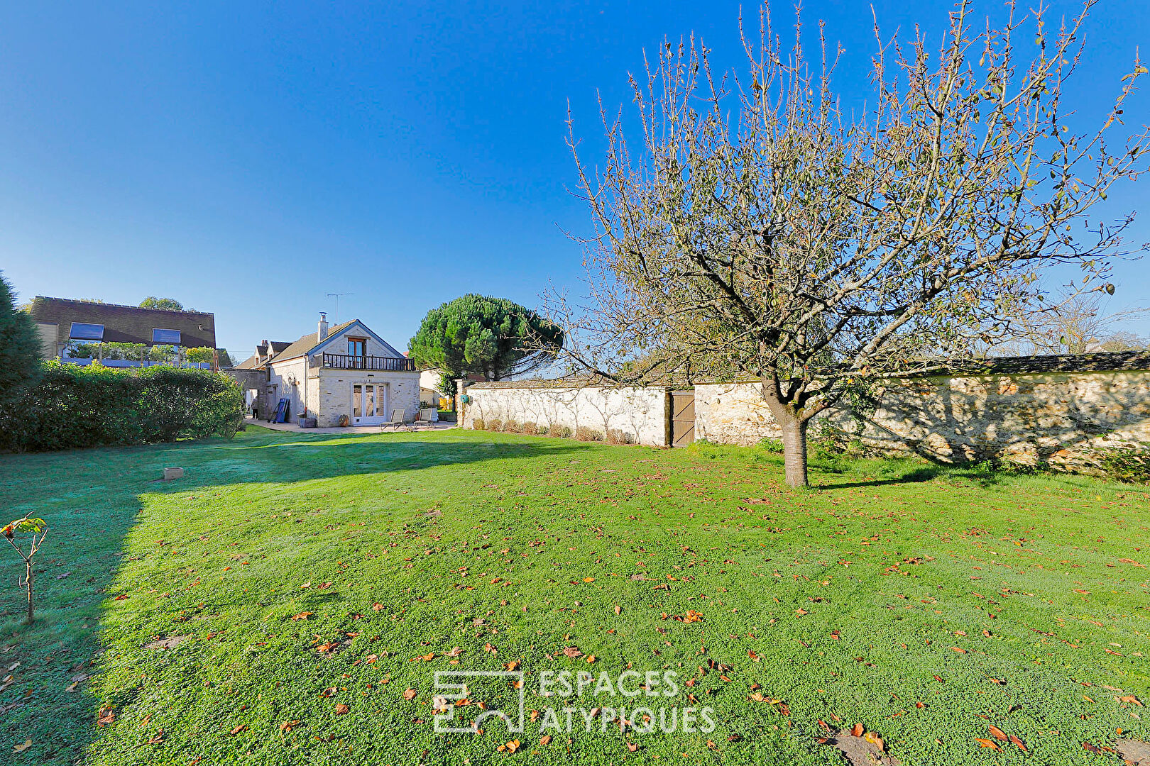 Character property and its lodgings, in a landscaped setting