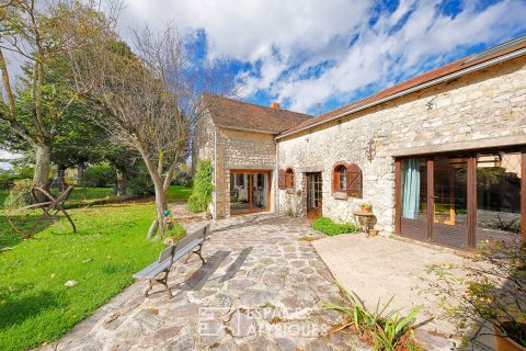 Maison de campagne avec jardin et hangar