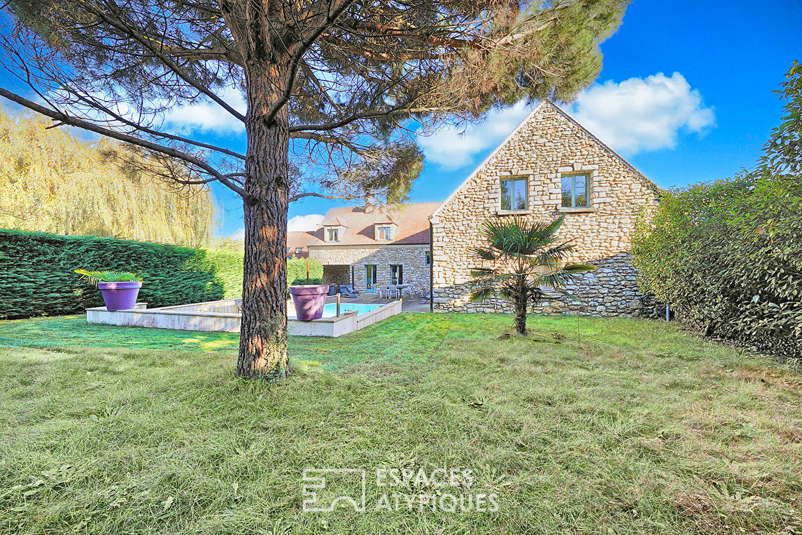 Maison de charme en pierres avec dépendance et piscine