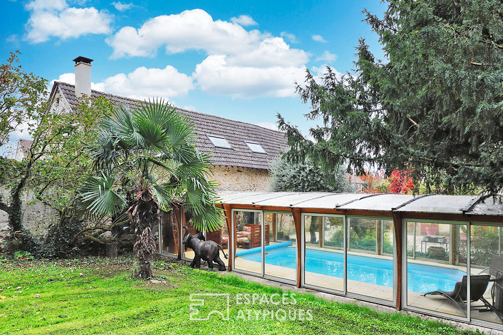 Maison de caractère avec jardin paysager et piscine couverte