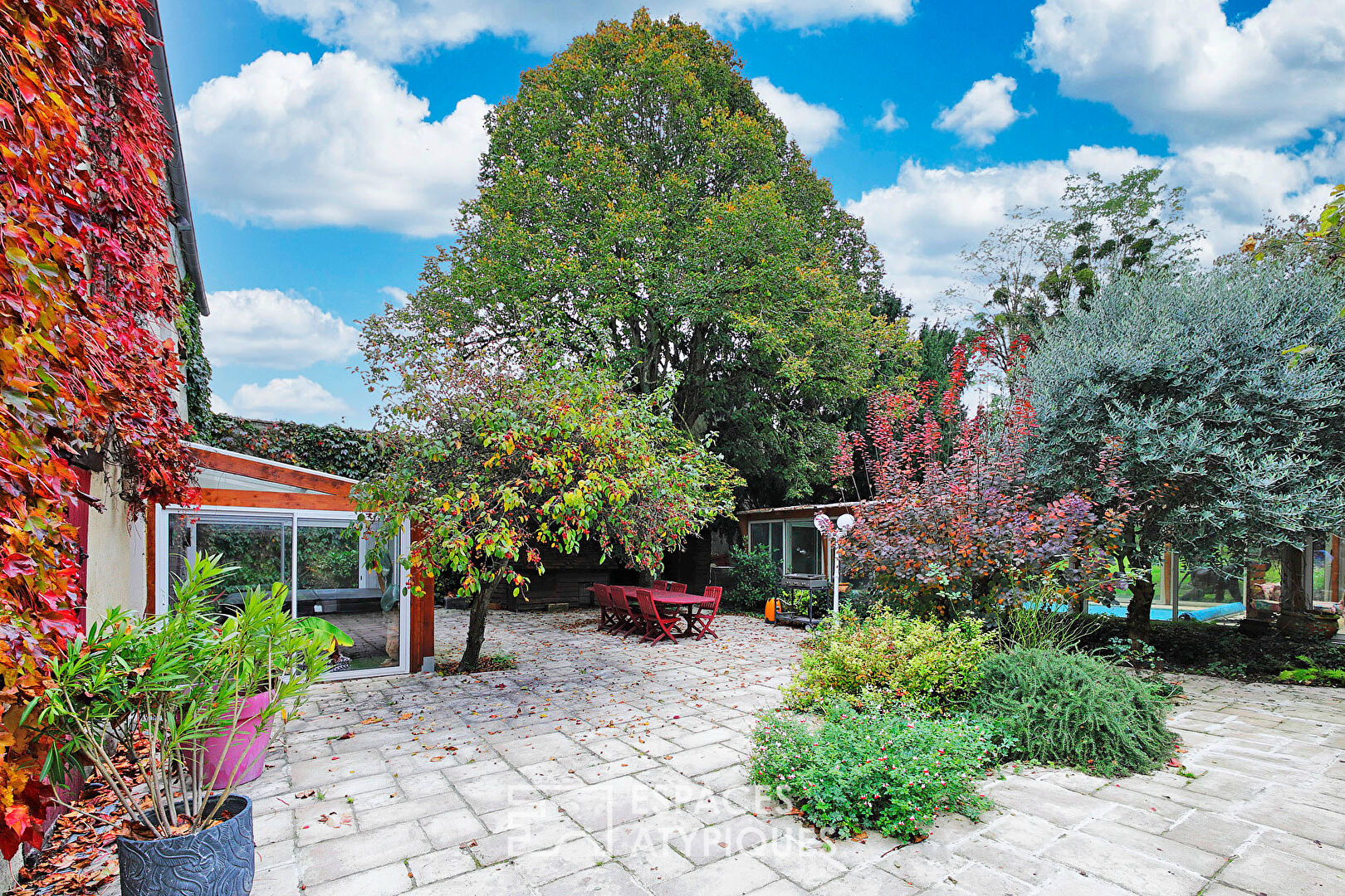 Maison de caractère avec jardin paysager et piscine couverte