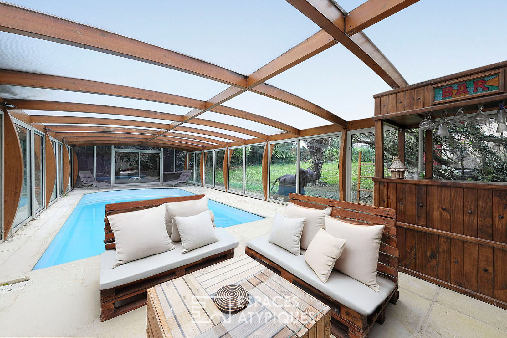 Maison de caractère avec jardin paysager et piscine couverte