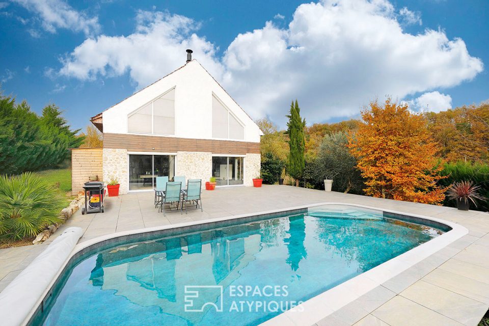 Maison de caractère dans son écrin de verdure avec piscine