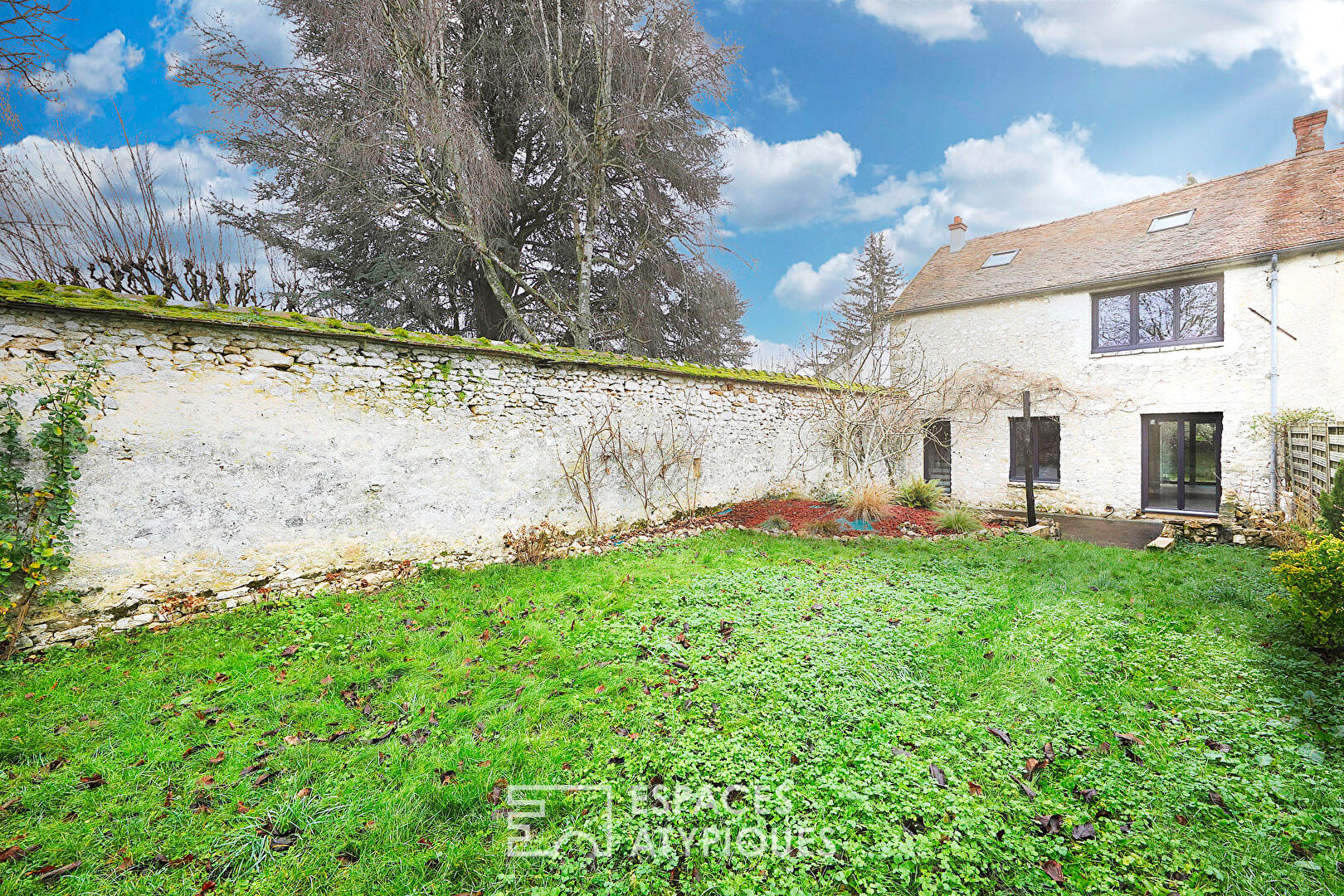 Maison atypique avec jardin et cour