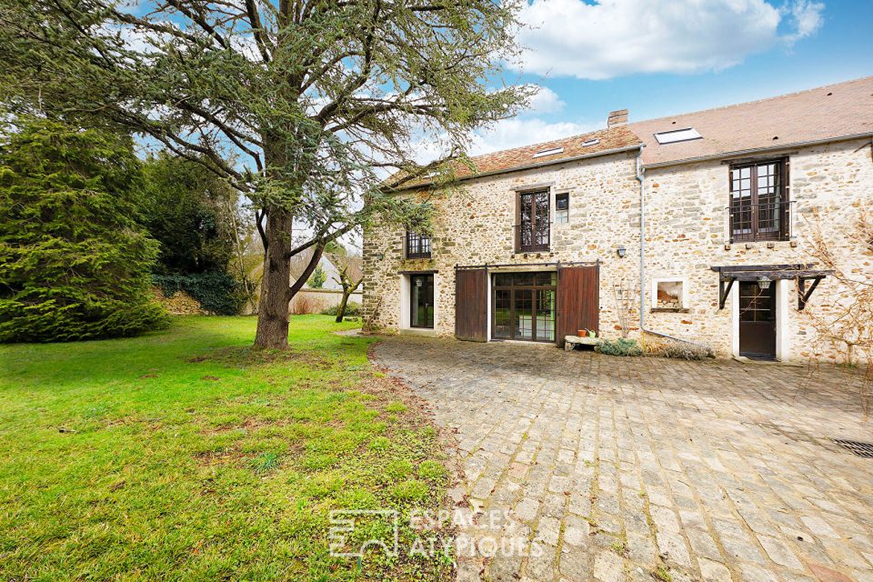 Corps de ferme réhabilitée et sa grange avec cour et jardin