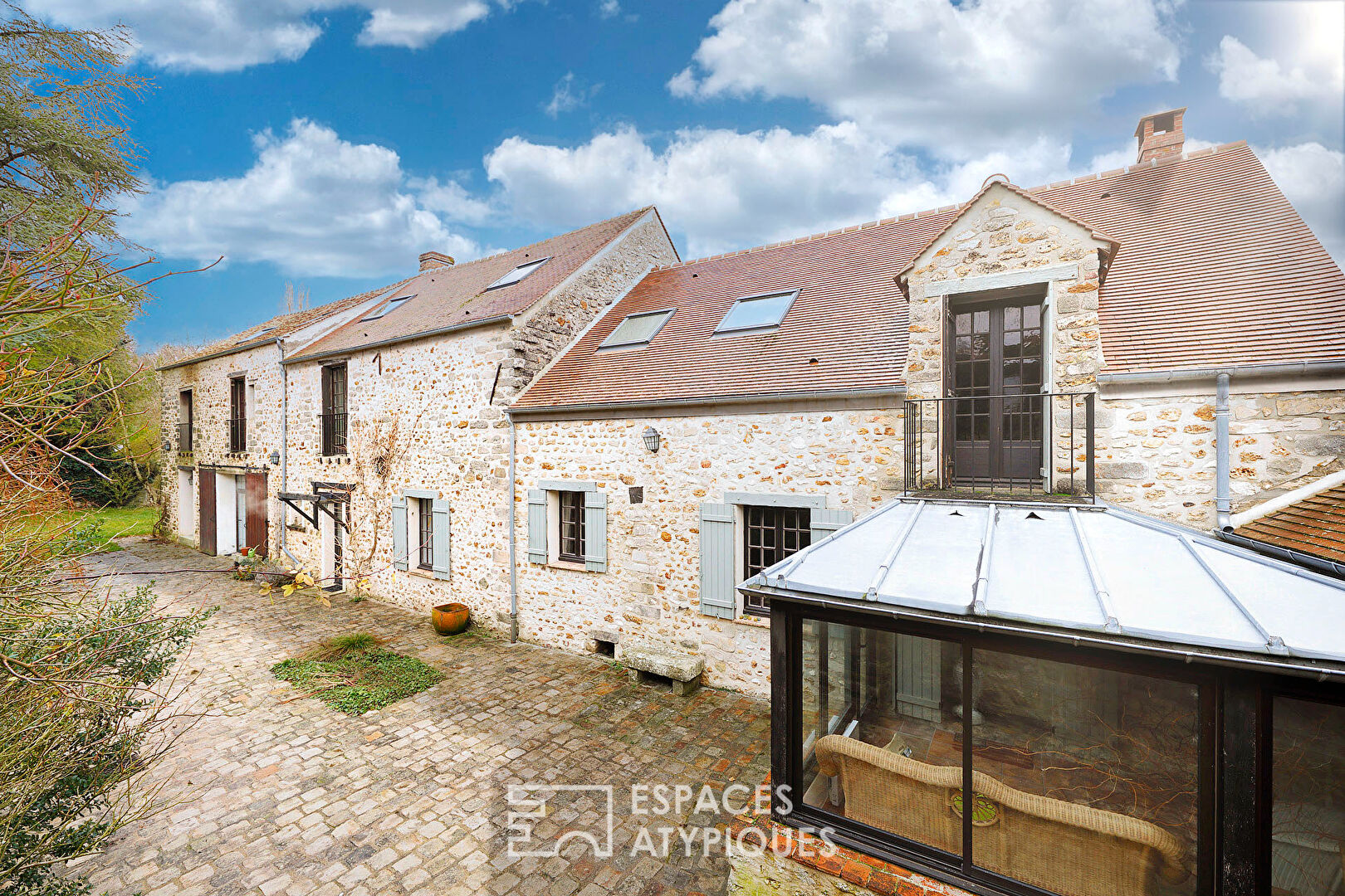 Corps de ferme réhabilitée et sa grange avec cour et jardin