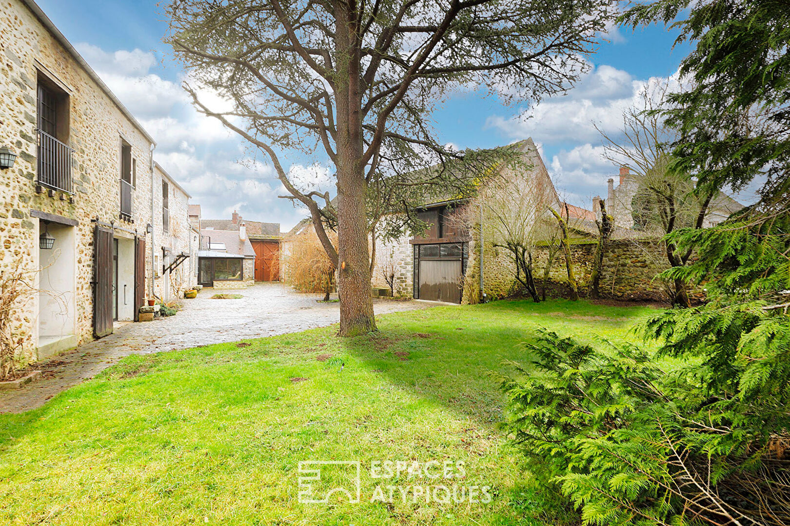 Corps de ferme réhabilitée et sa grange avec cour et jardin