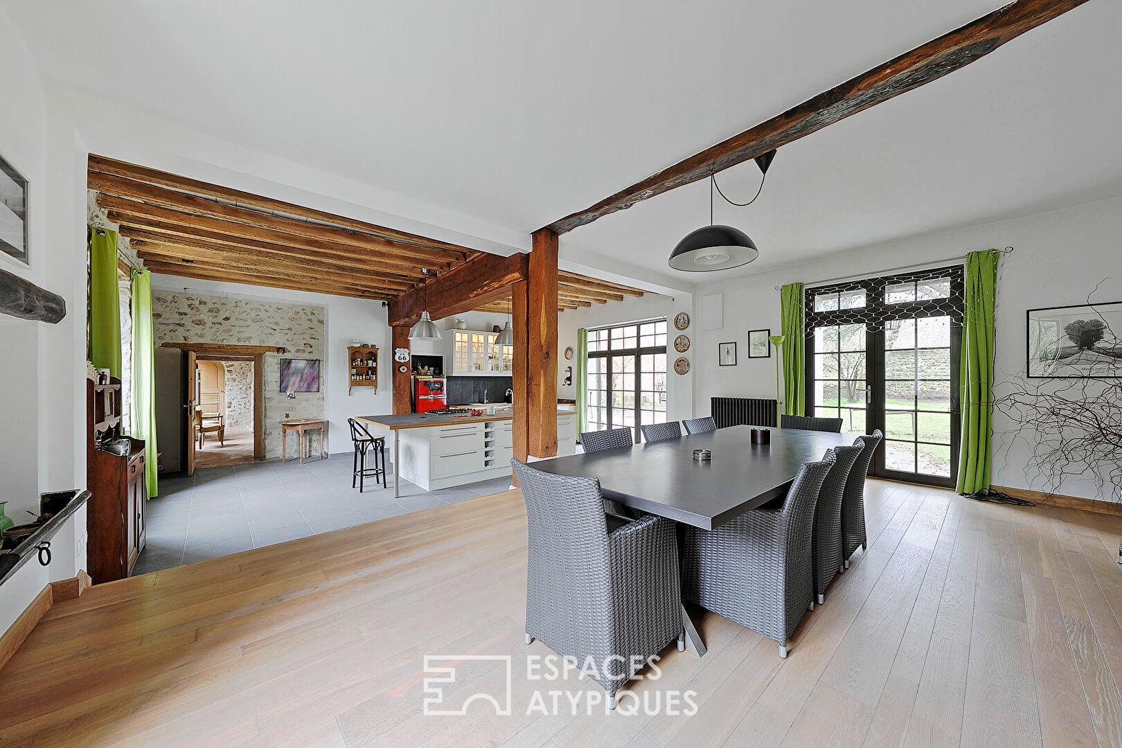 Corps de ferme réhabilitée et sa grange avec cour et jardin