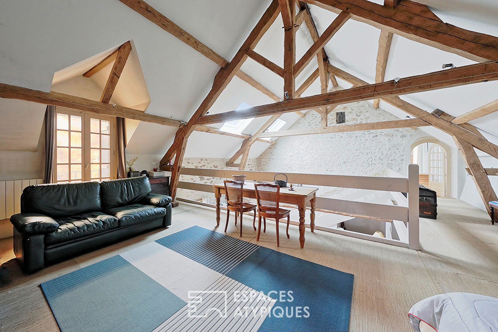 Corps de ferme réhabilitée et sa grange avec cour et jardin