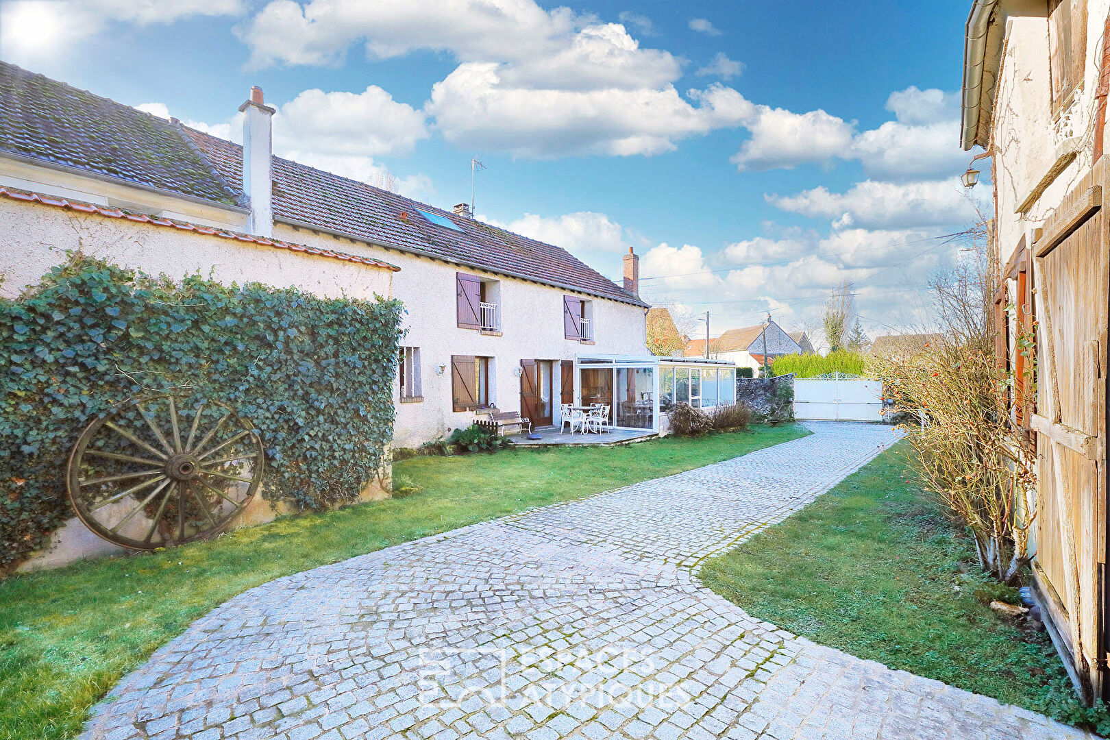 Pretty 1800 Brie house with its outbuildings and its garden with swimming pool