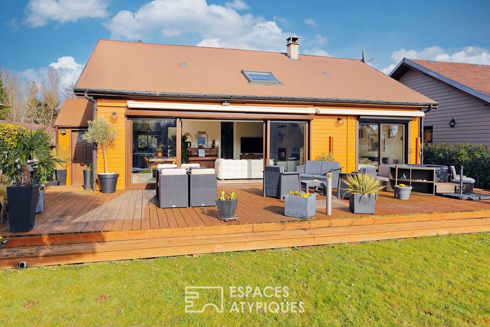 Maison en bois avec terrasse et vue sur un lac