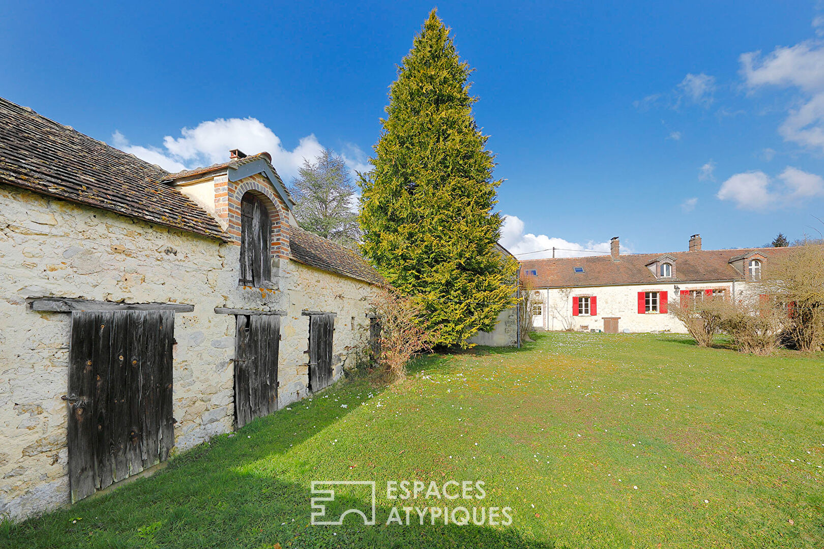 Ancien corps de ferme avec dépendances et jardin