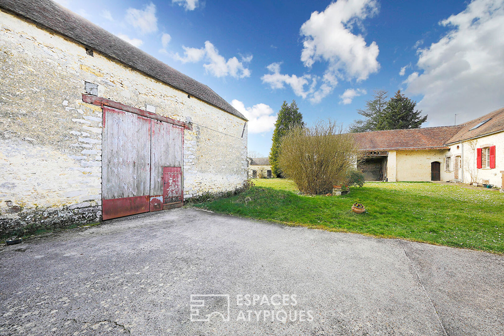 Ancien corps de ferme avec dépendances et jardin