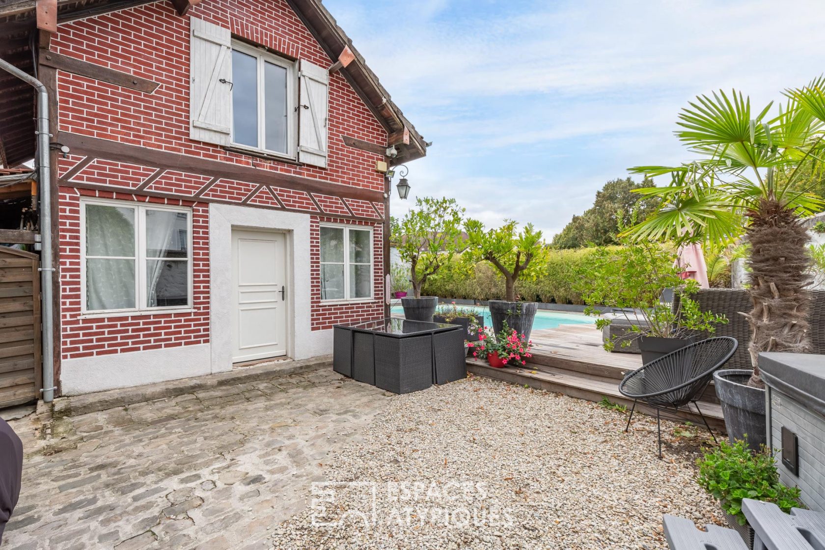 Maison bourgeoise avec piscine et jardin