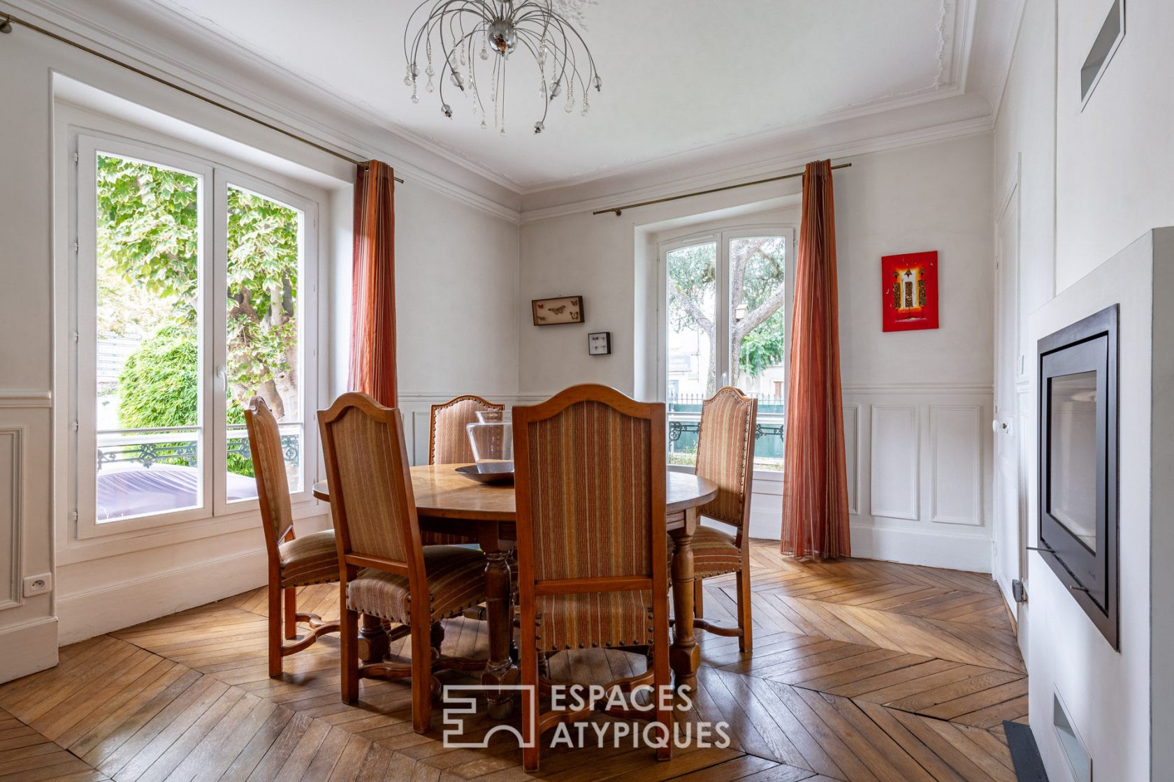 Maison bourgeoise avec piscine et jardin