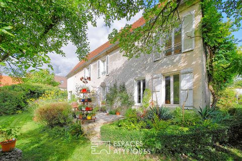 Maison briarde rénovée et son jardin clos de murs