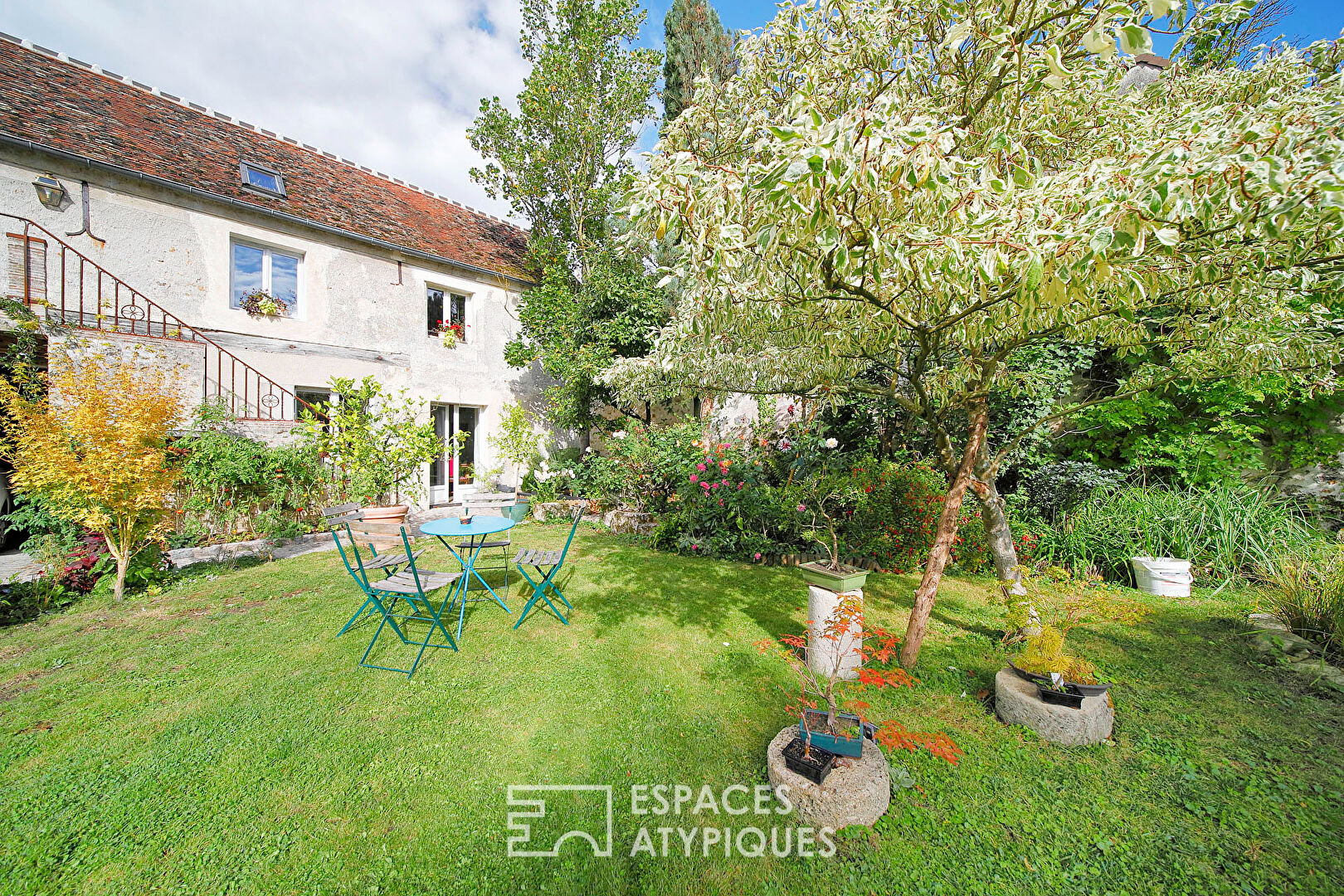 Maison briarde rénovée et son jardin clos de murs