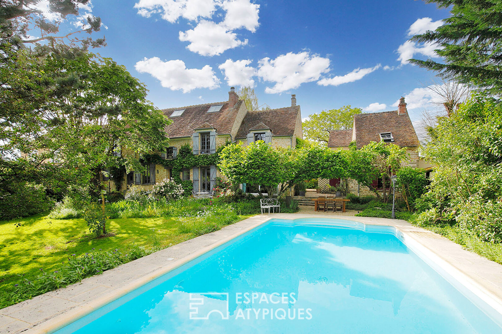 Maison de caractère et son jardin paysager, avec piscine et dépendance