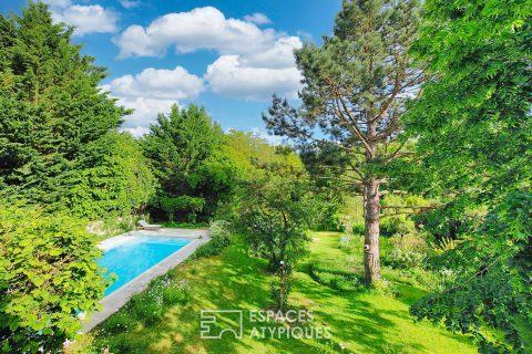 Maison de caractère et son jardin paysager, avec piscine et dépendance