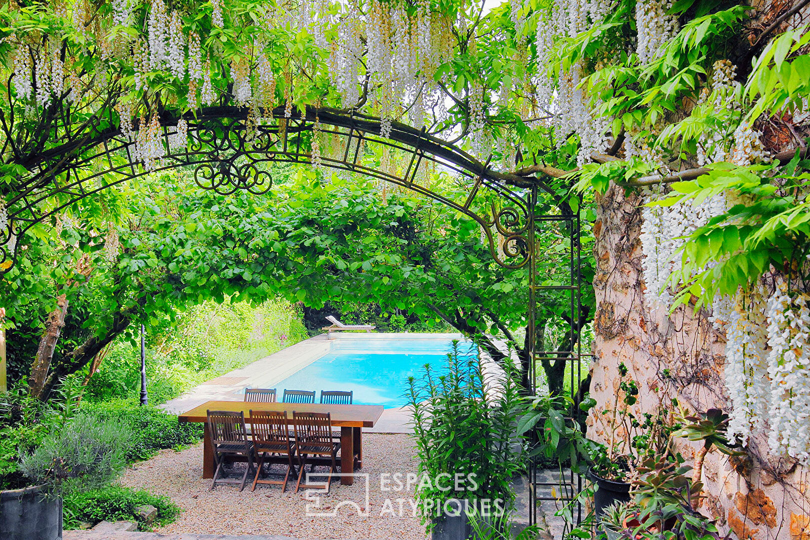 Maison de caractère et son jardin paysager, avec piscine et dépendance