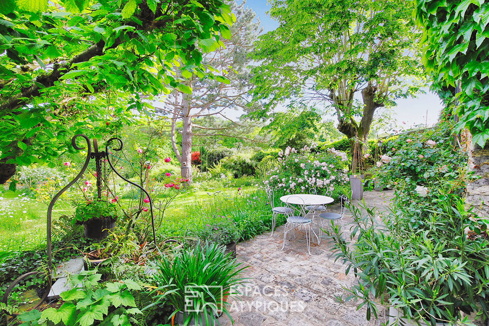 House of character and its landscaped garden, with swimming pool and outbuilding