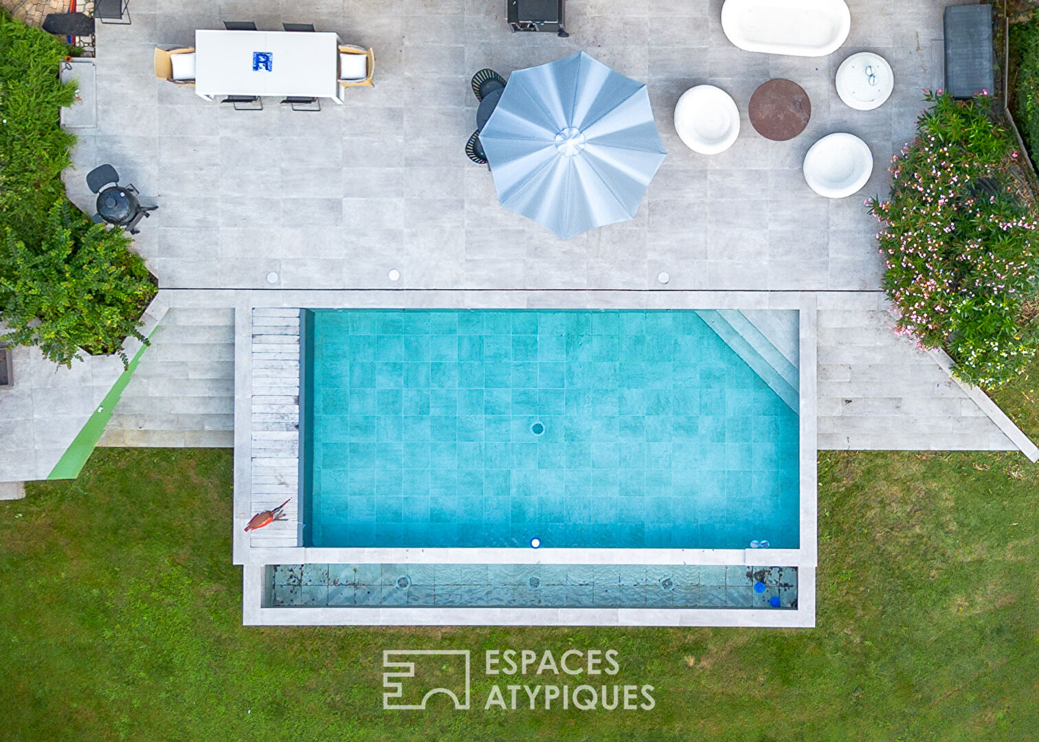 Maison rénovée avec piscine à débordement et la vue sur le loir