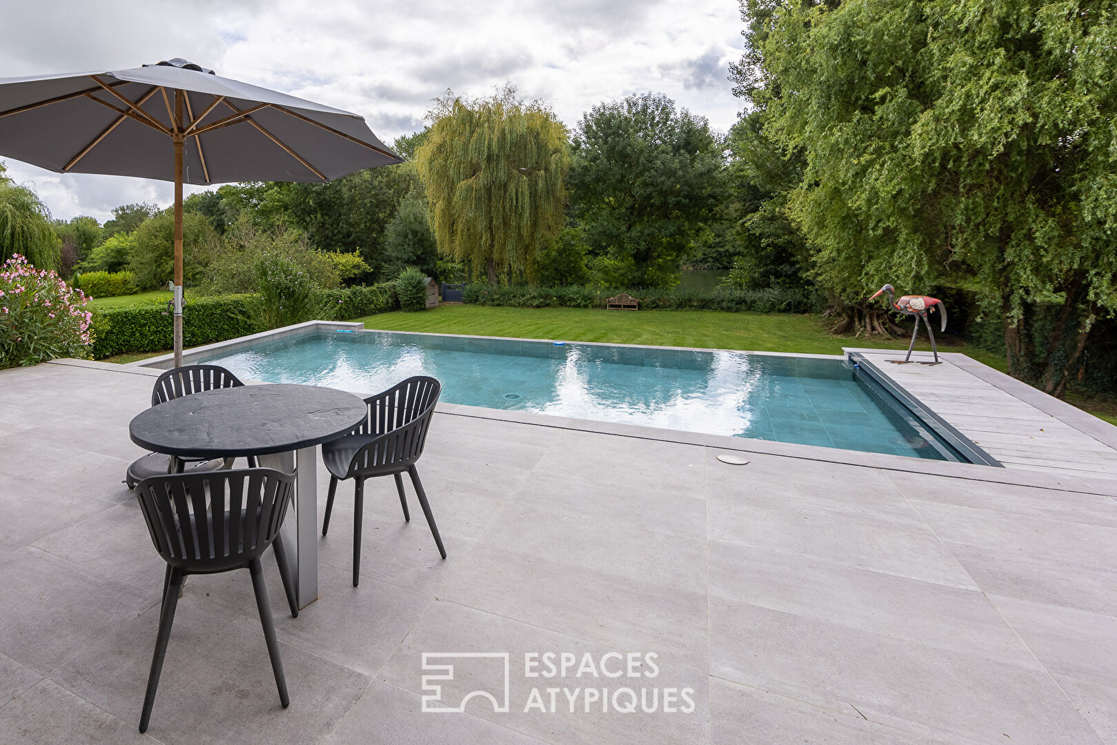 Maison rénovée avec piscine à débordement et la vue sur le loir