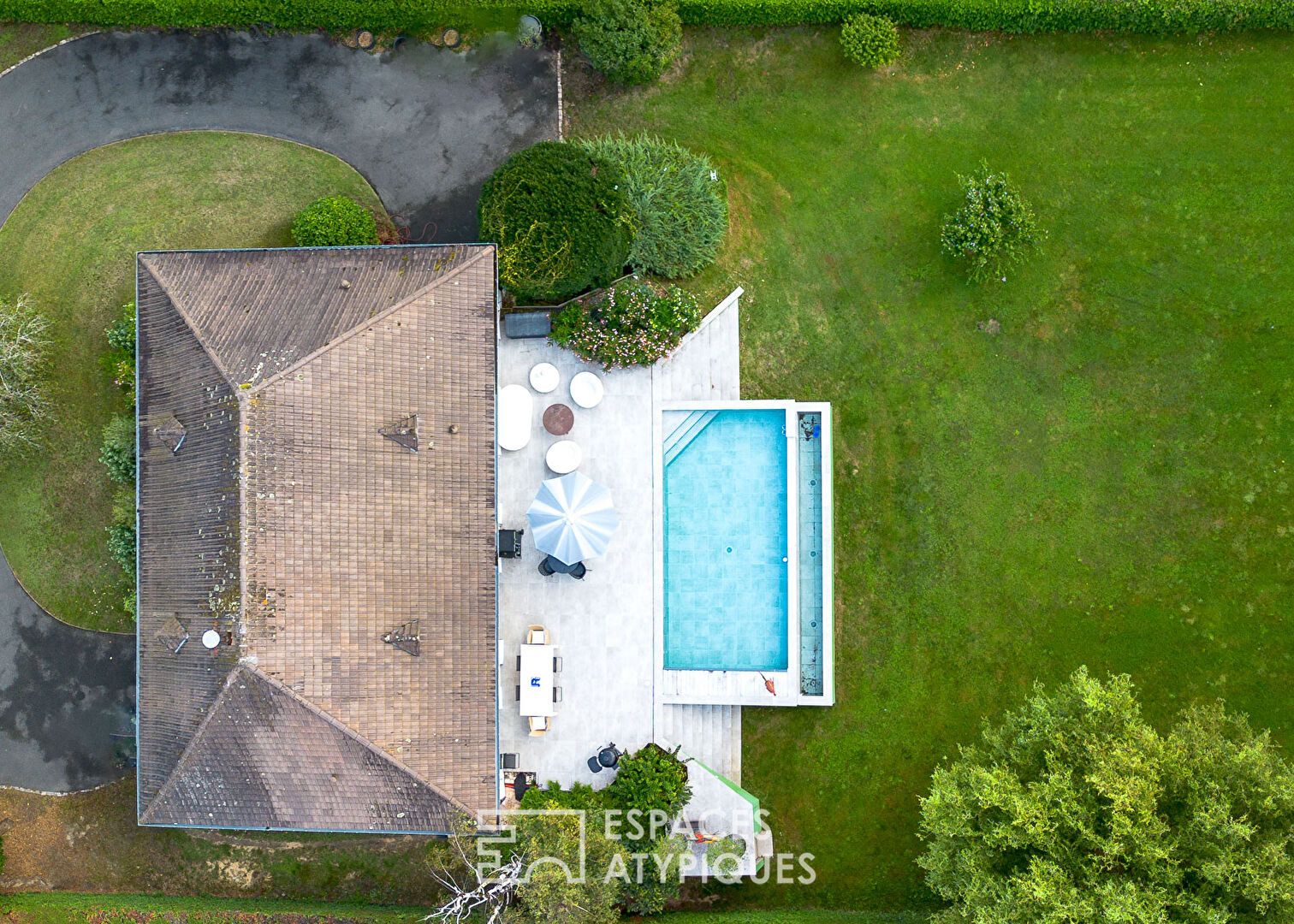 Maison rénovée avec piscine à débordement et la vue sur le loir