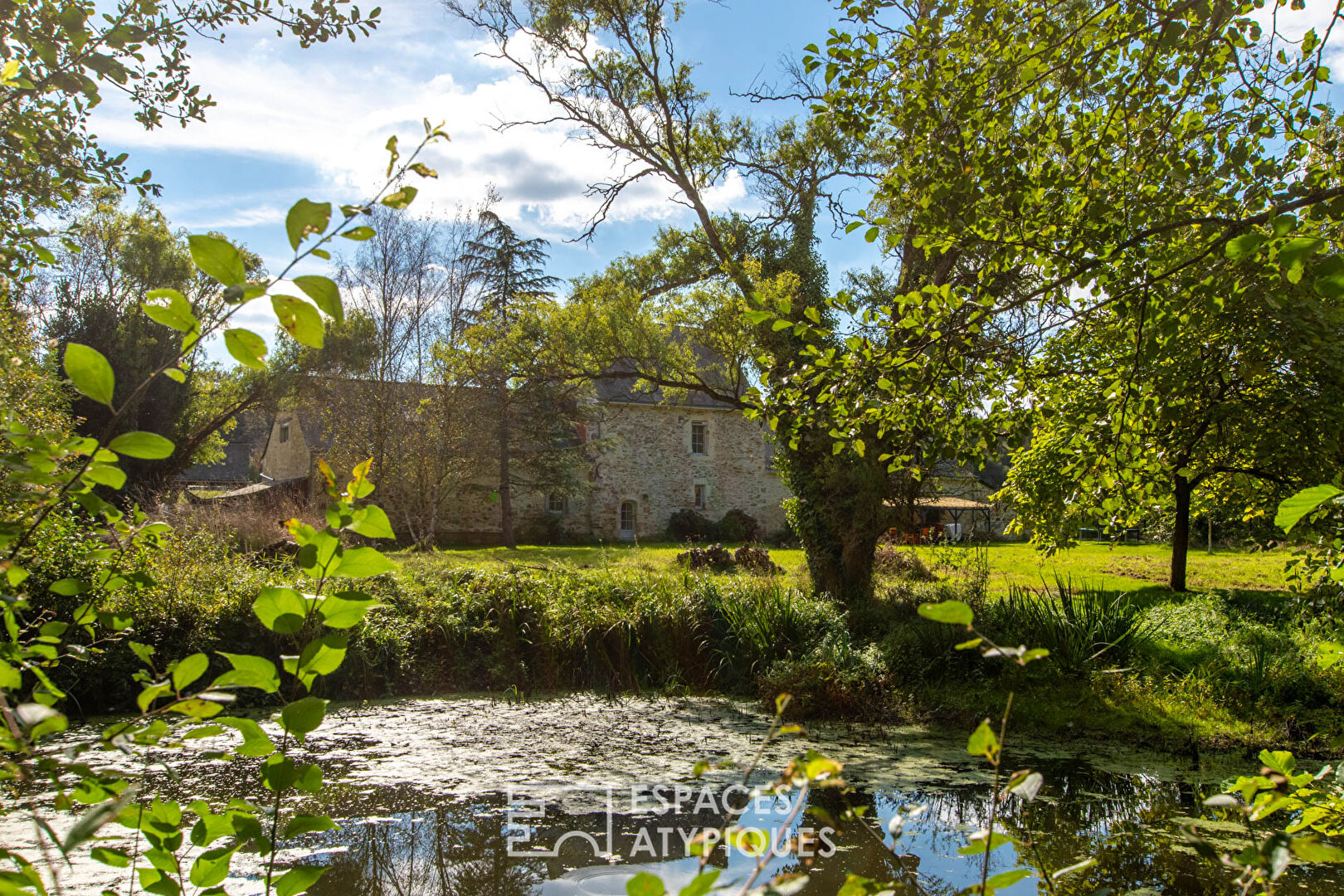 Country house with outbuildings, meadows and ponds on 1.7 hectares