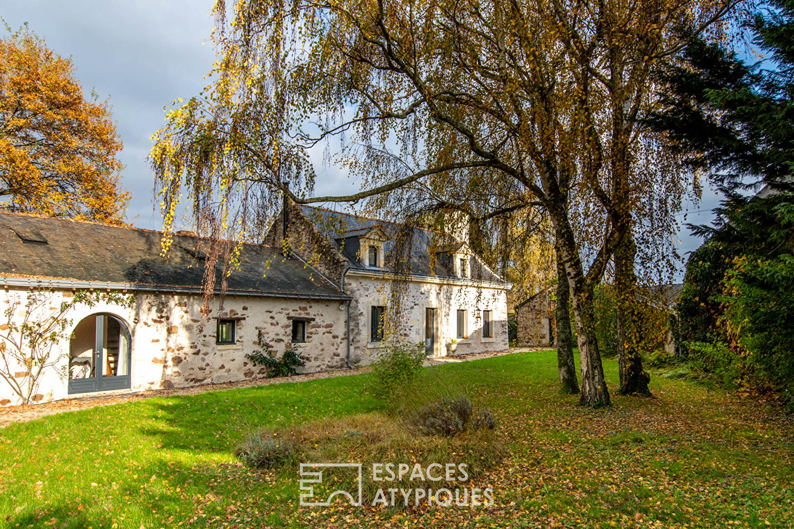 Propriété de charme avec dépendances et piscine sur un hectare