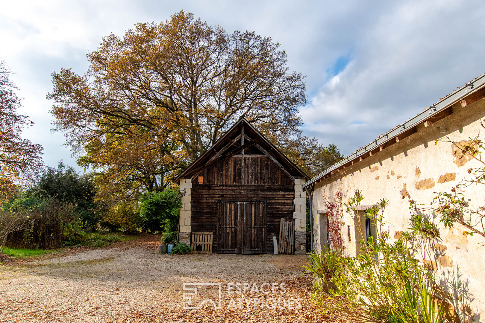 Propriété de charme avec dépendances et piscine sur un hectare