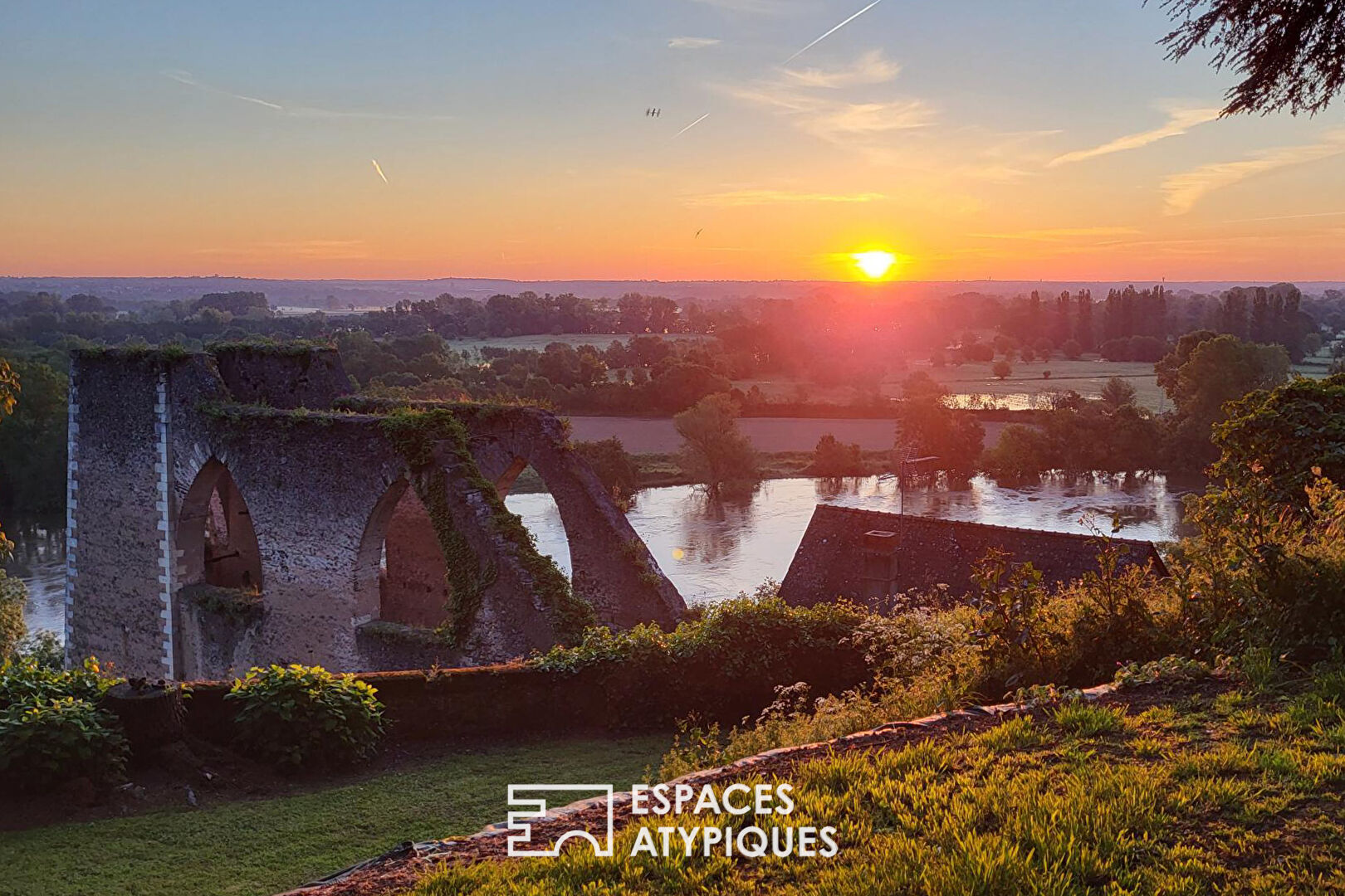 Orangerie du XIXè rénovée don son parc surplombant la Loire