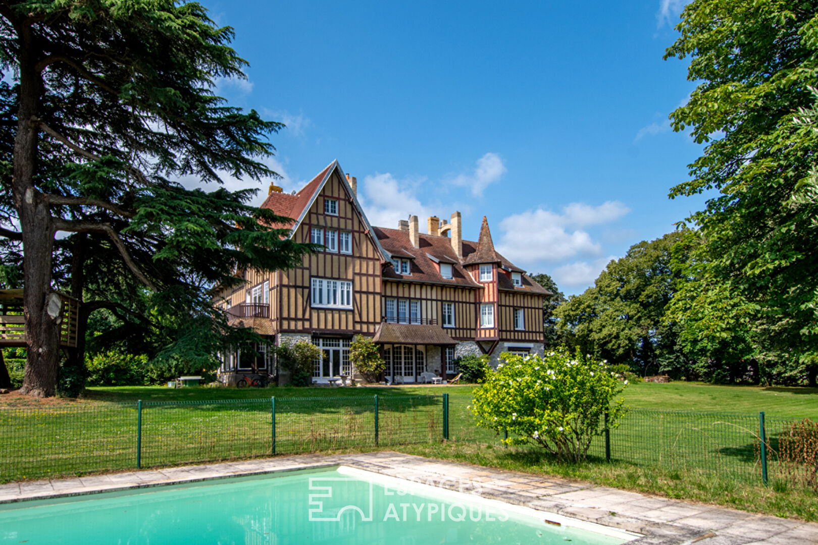 Exceptional Anglo-Norman manor house with swimming pool 6 rental apartments