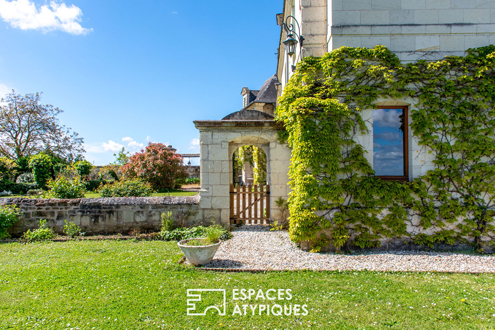 Propriété seigneuriale du XVIIe et XVIIIe siècles surplombant la Loire