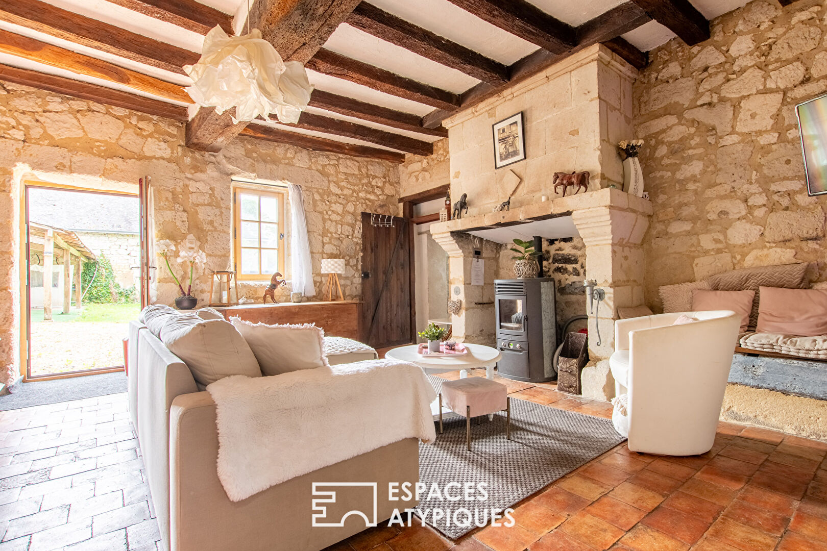 Accommodation with authentic charm and its outbuildings