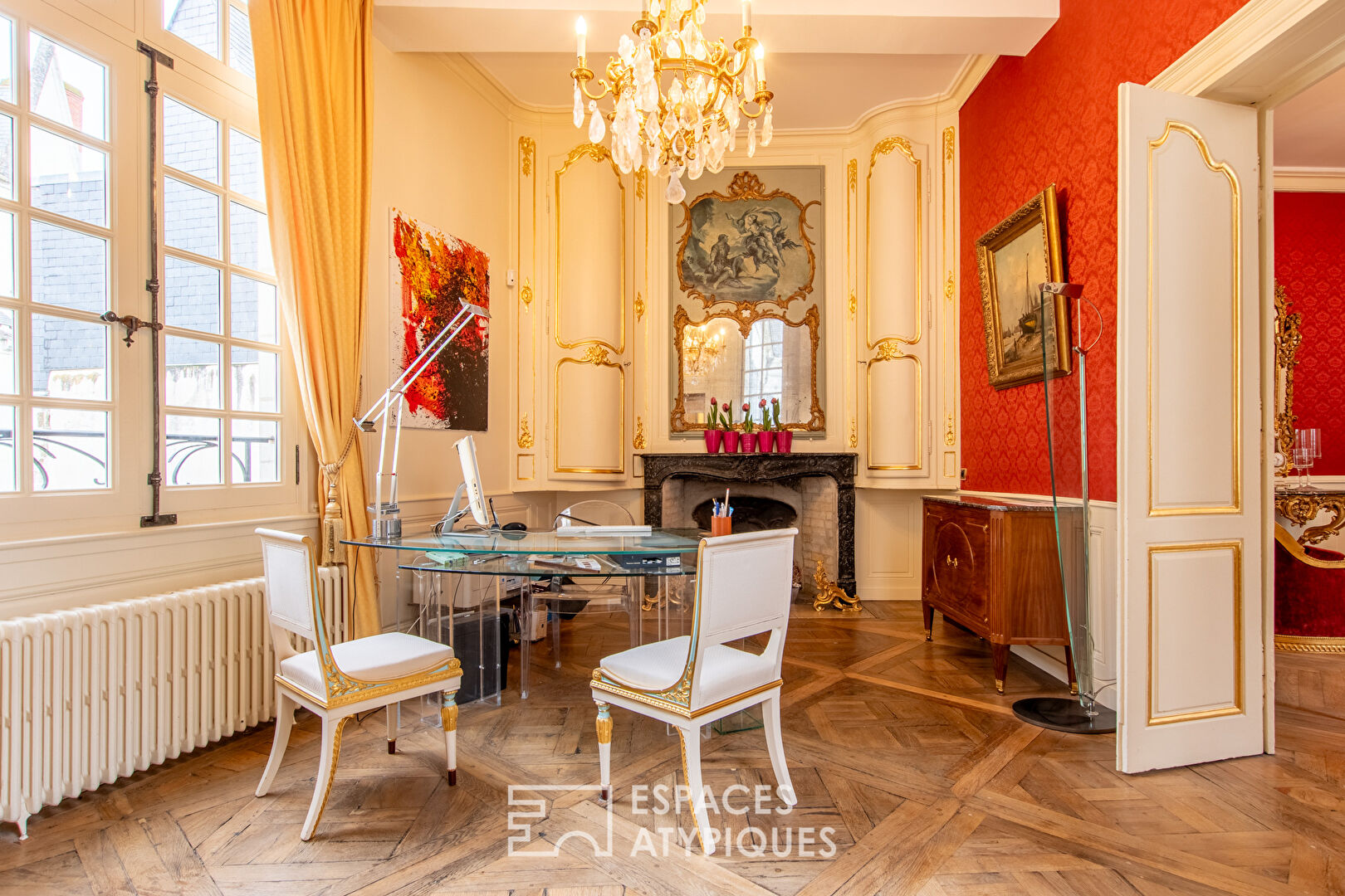 Prestigious private mansion like a charming setting in the heart of the city