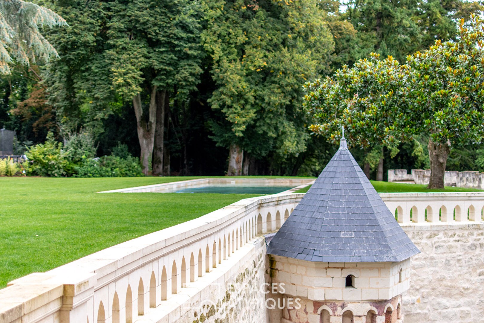 Exceptional manor house in its wooded park