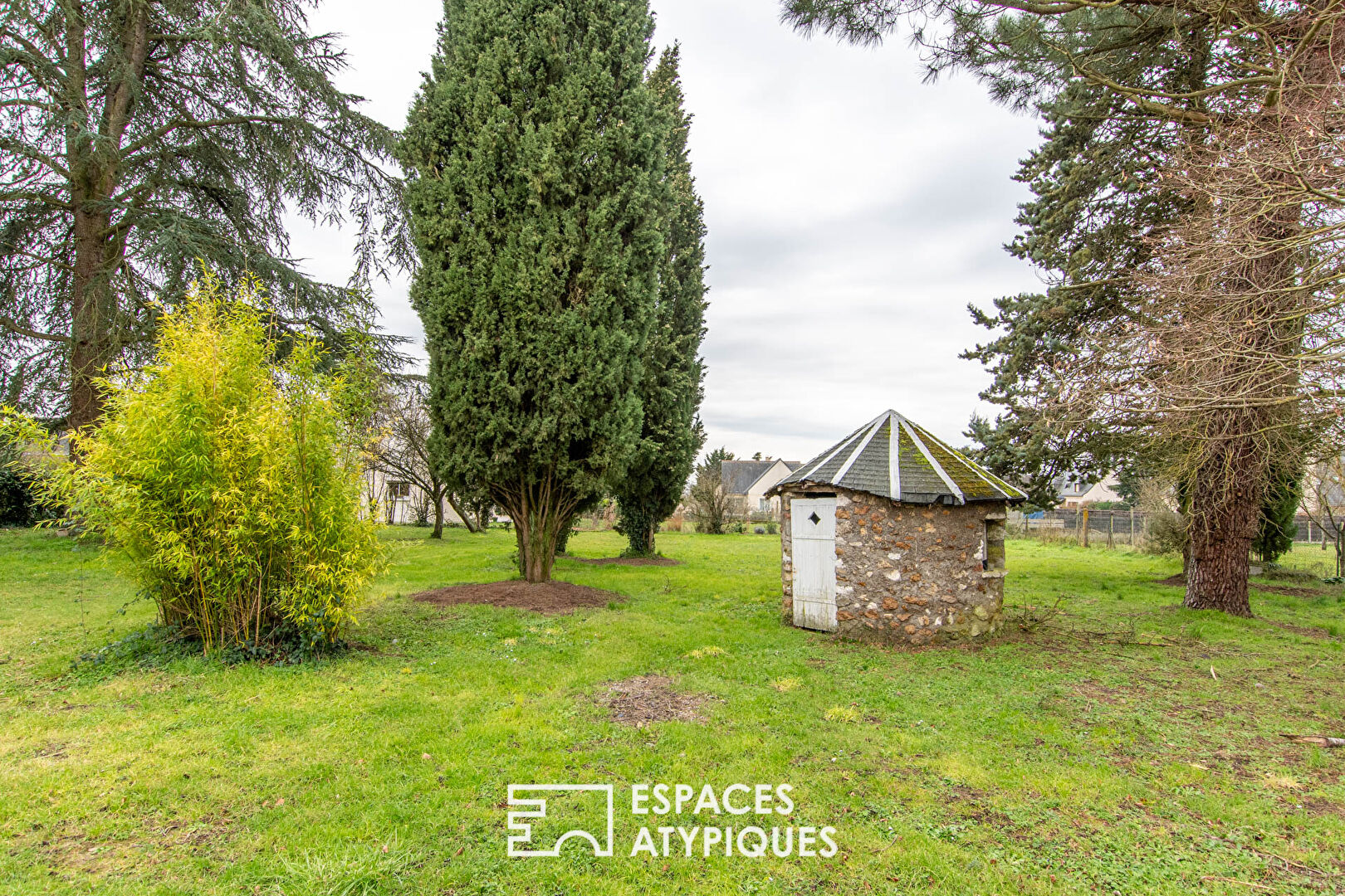 Charming renovated cavier mill with Loire view