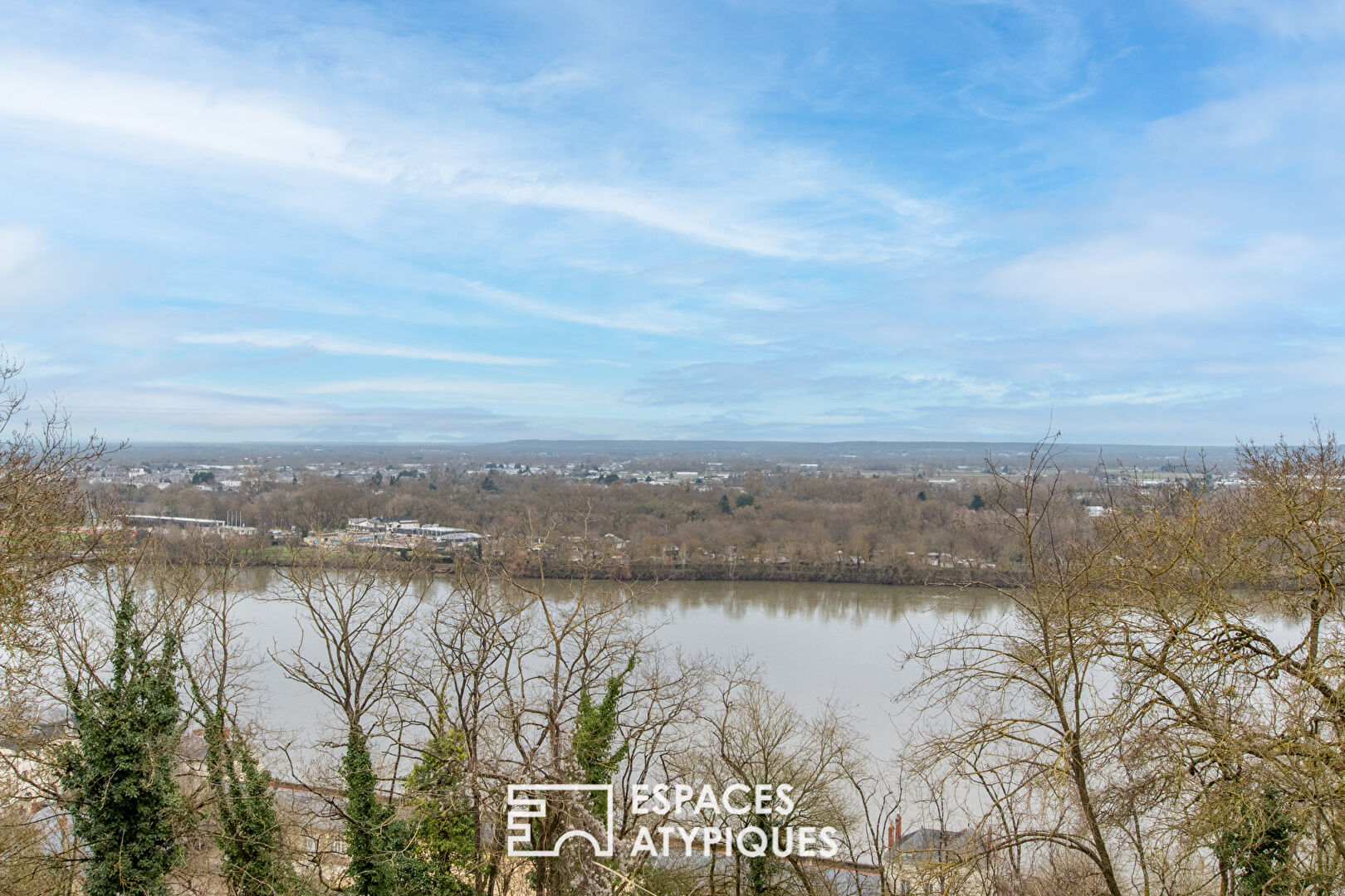 Charming renovated cavier mill with Loire view