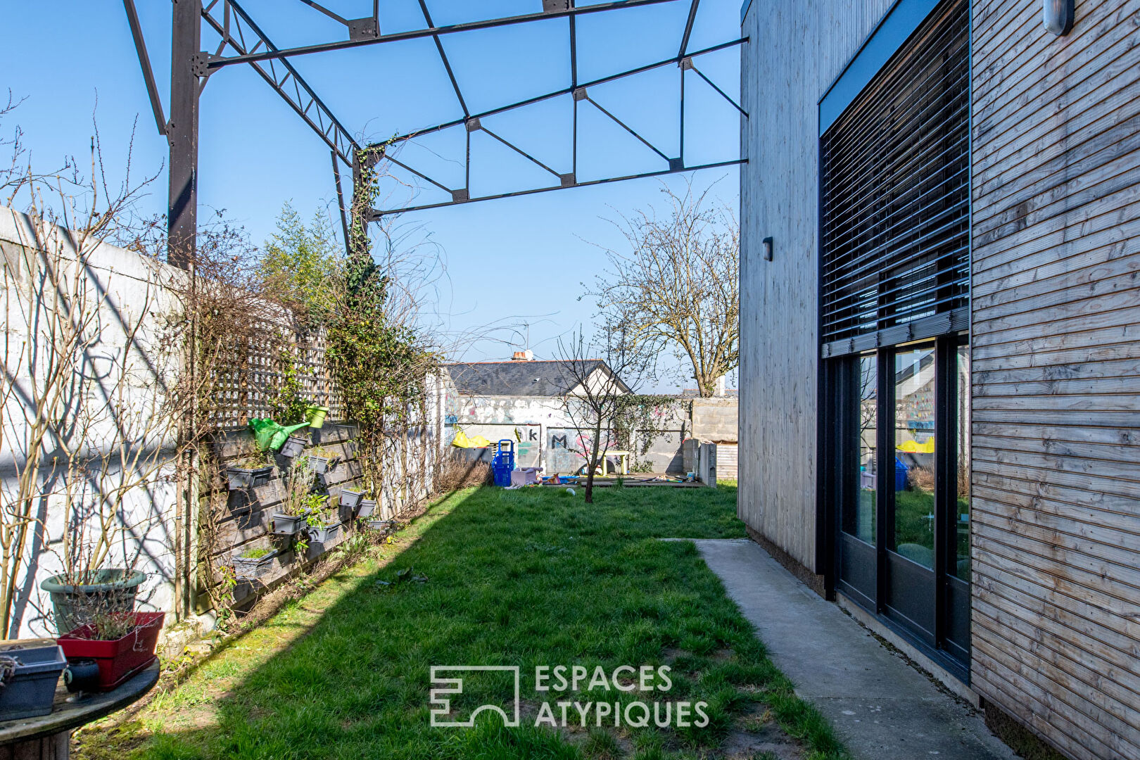 Loft industriel avec jardin et atelier