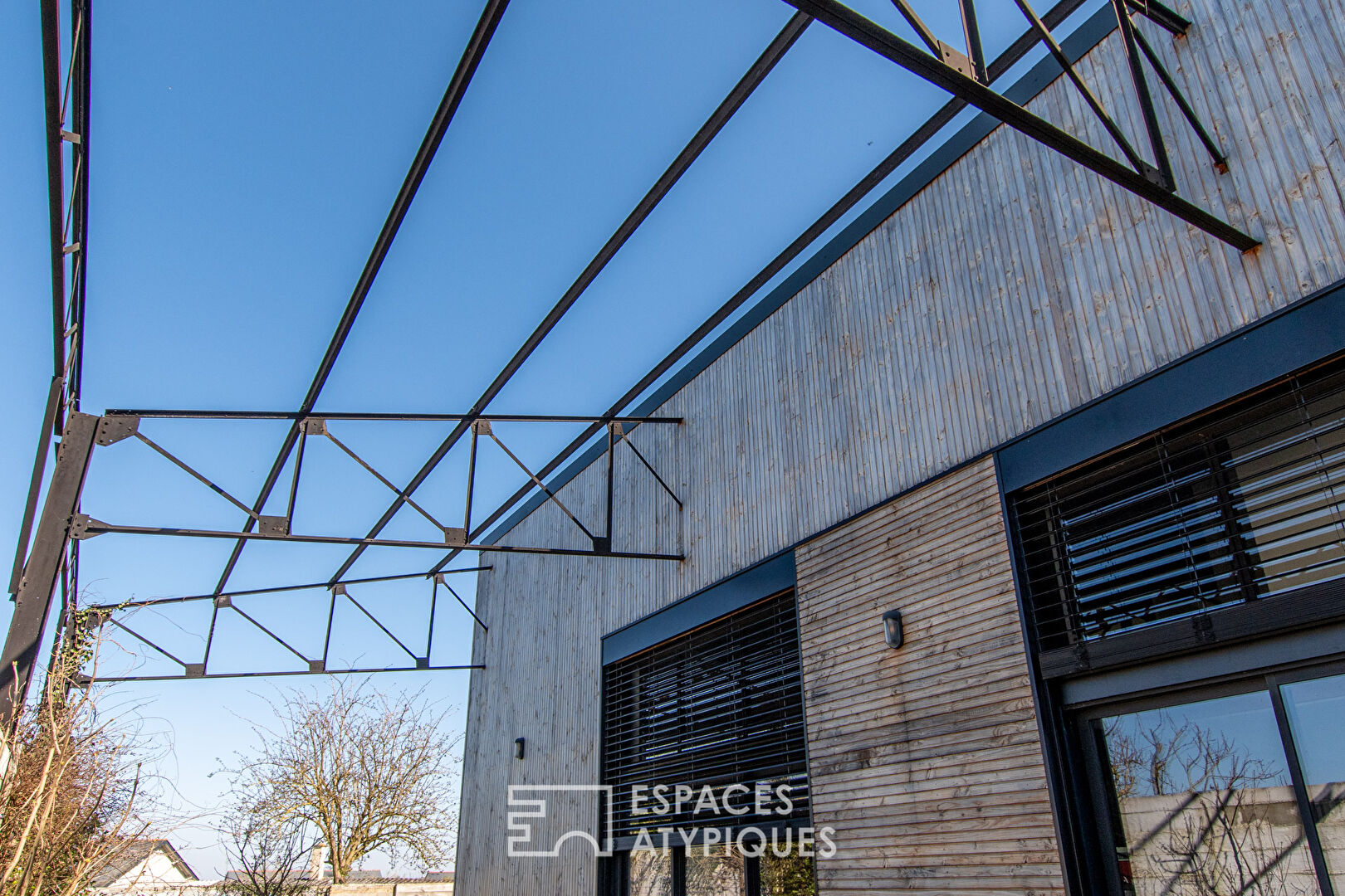 Loft industriel avec jardin et atelier