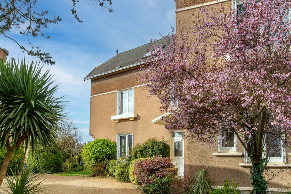 Maison des années 30 au jardin luxuriant