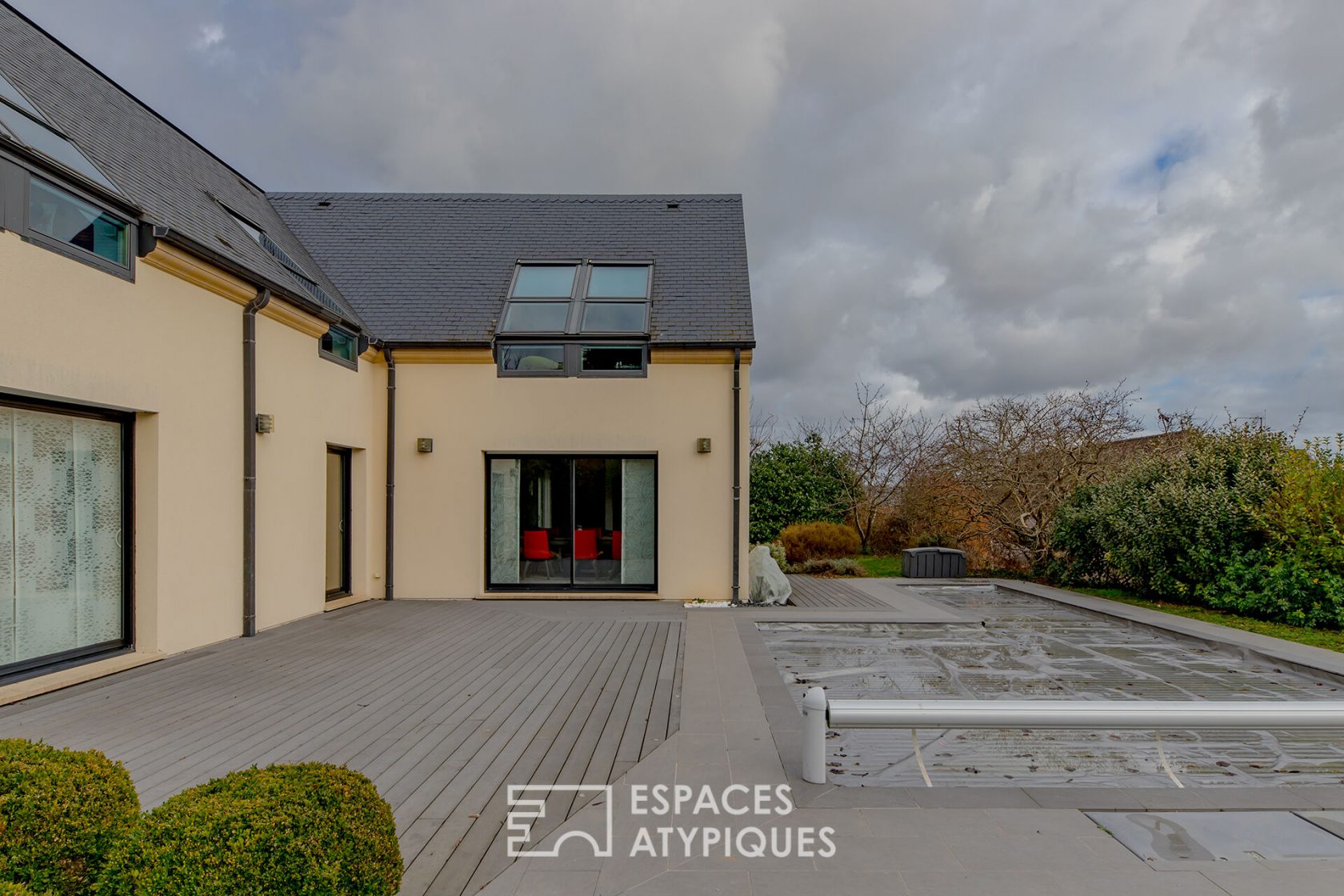 Villa contemporaine avec piscine et jardin paysagé