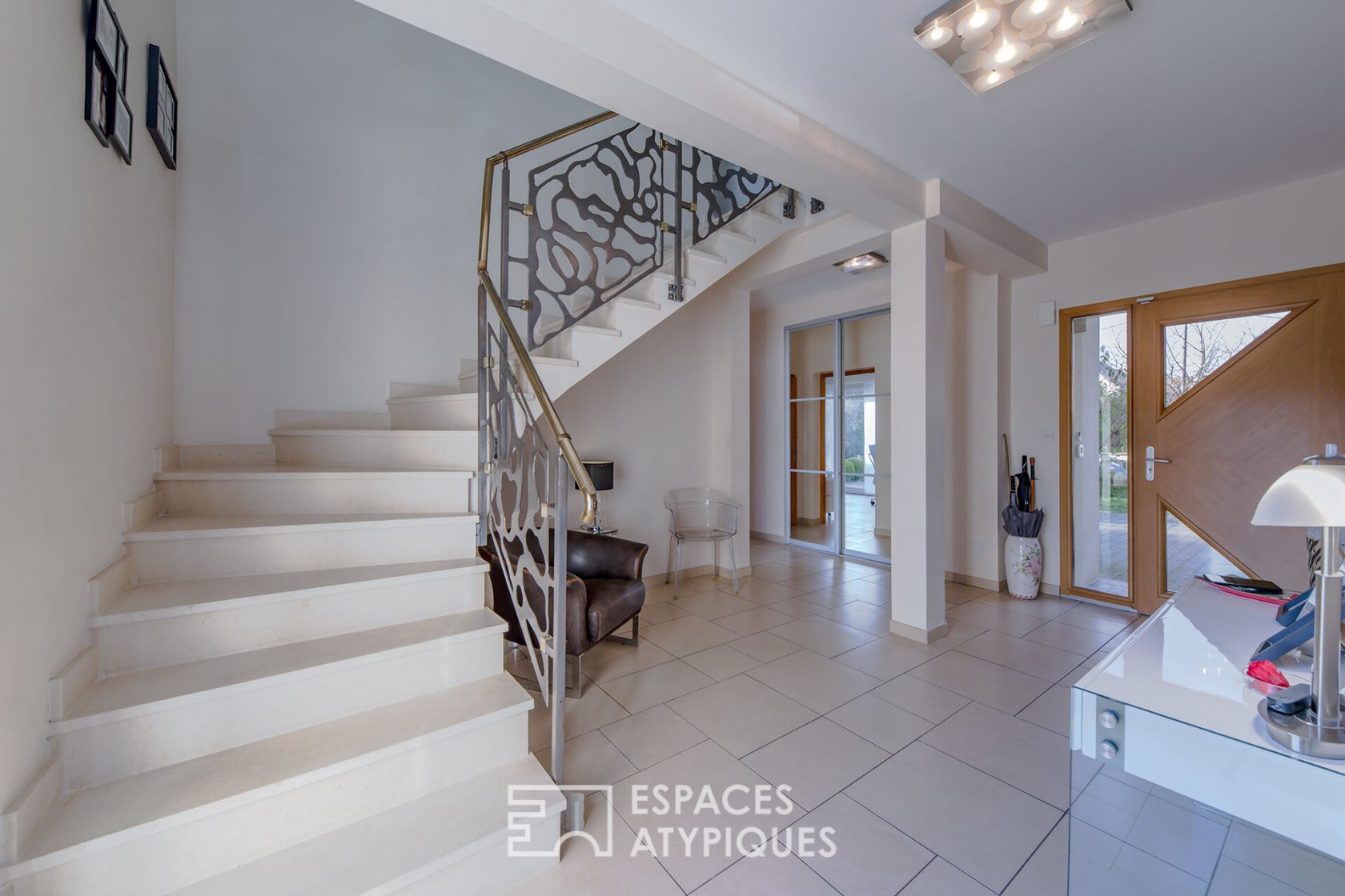 Villa contemporaine avec piscine et jardin paysagé