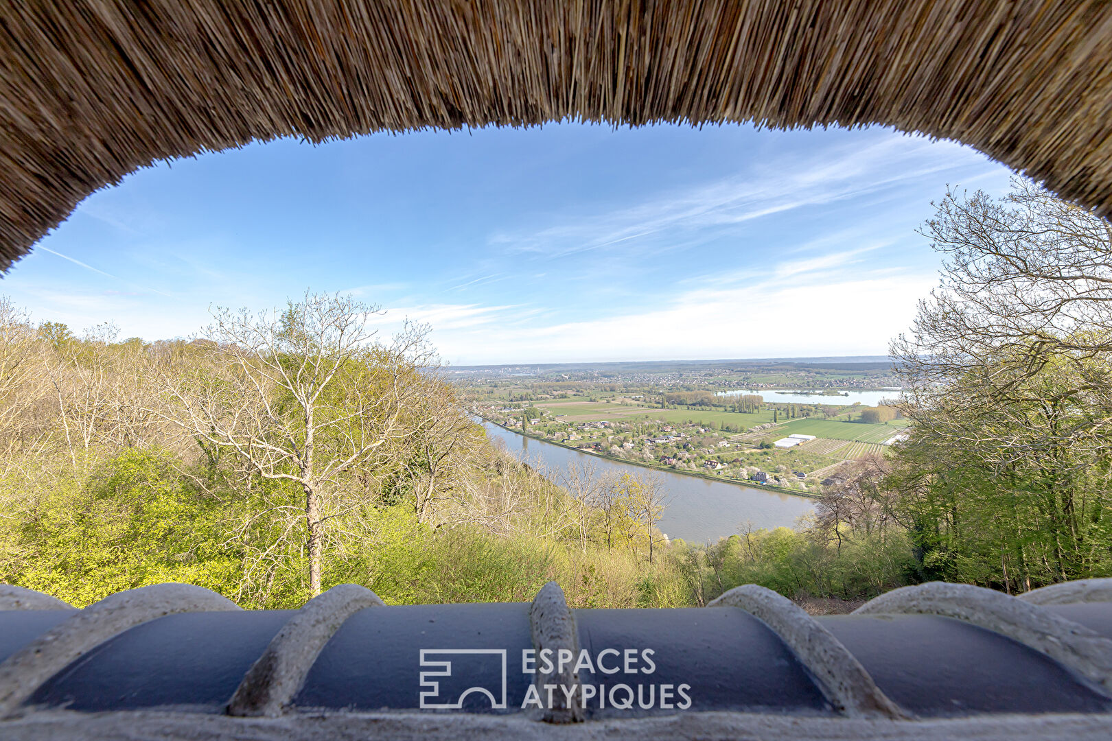 Thatched cottage with a panoramic view of the Boucles de Seine