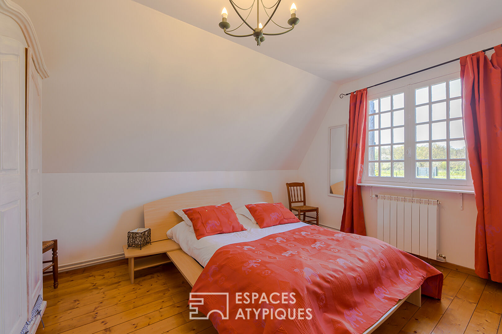 Thatched cottage with a panoramic view of the Boucles de Seine