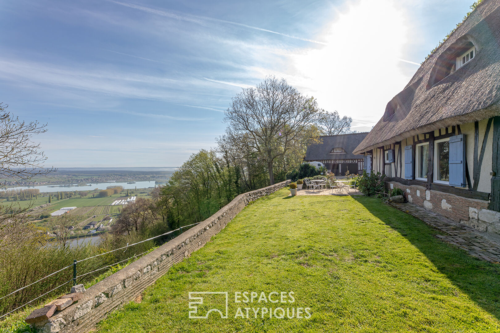 Thatched cottage with a panoramic view of the Boucles de Seine