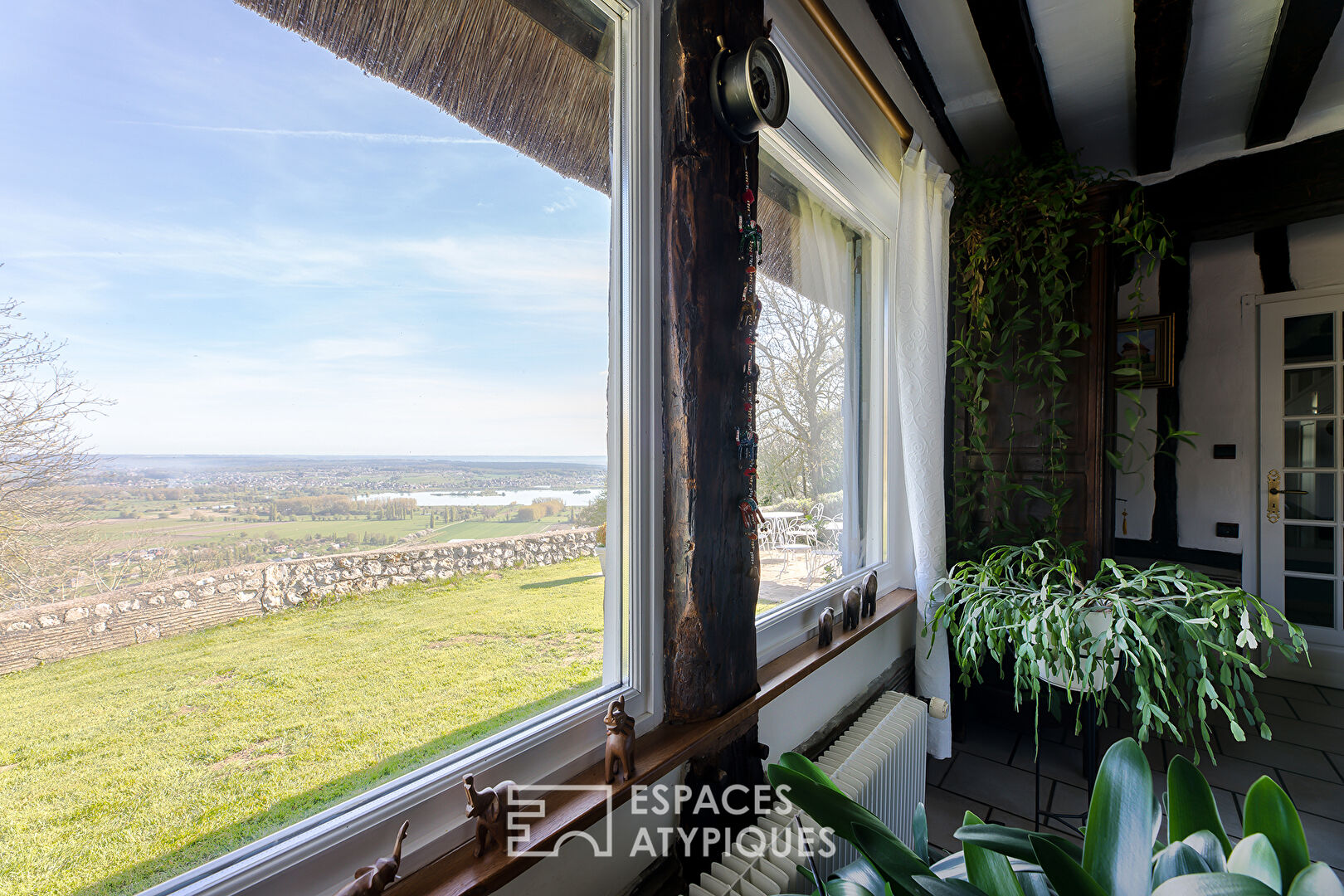 Thatched cottage with a panoramic view of the Boucles de Seine